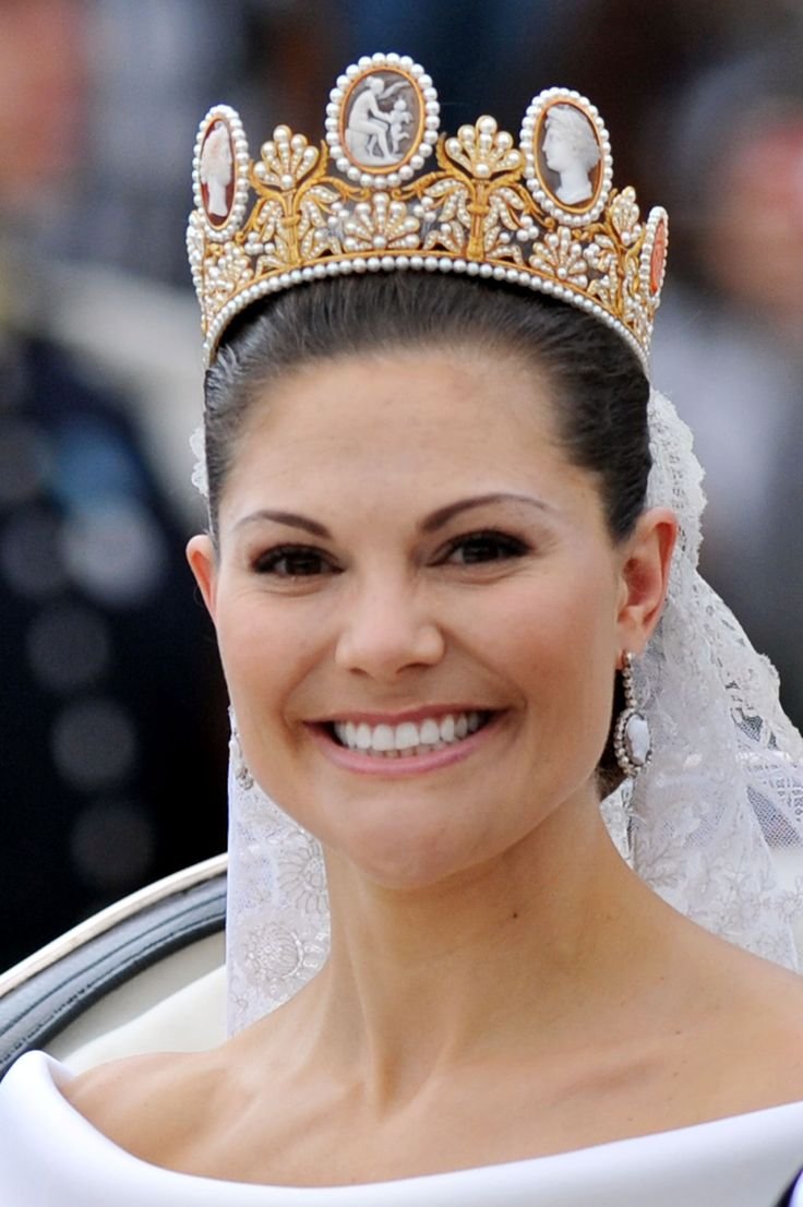La-princesa-Victoria-de-Suecia-el-día-de-su-boda-con-la-tiara-de-los-Camafeos-WEB-Feb.jpg