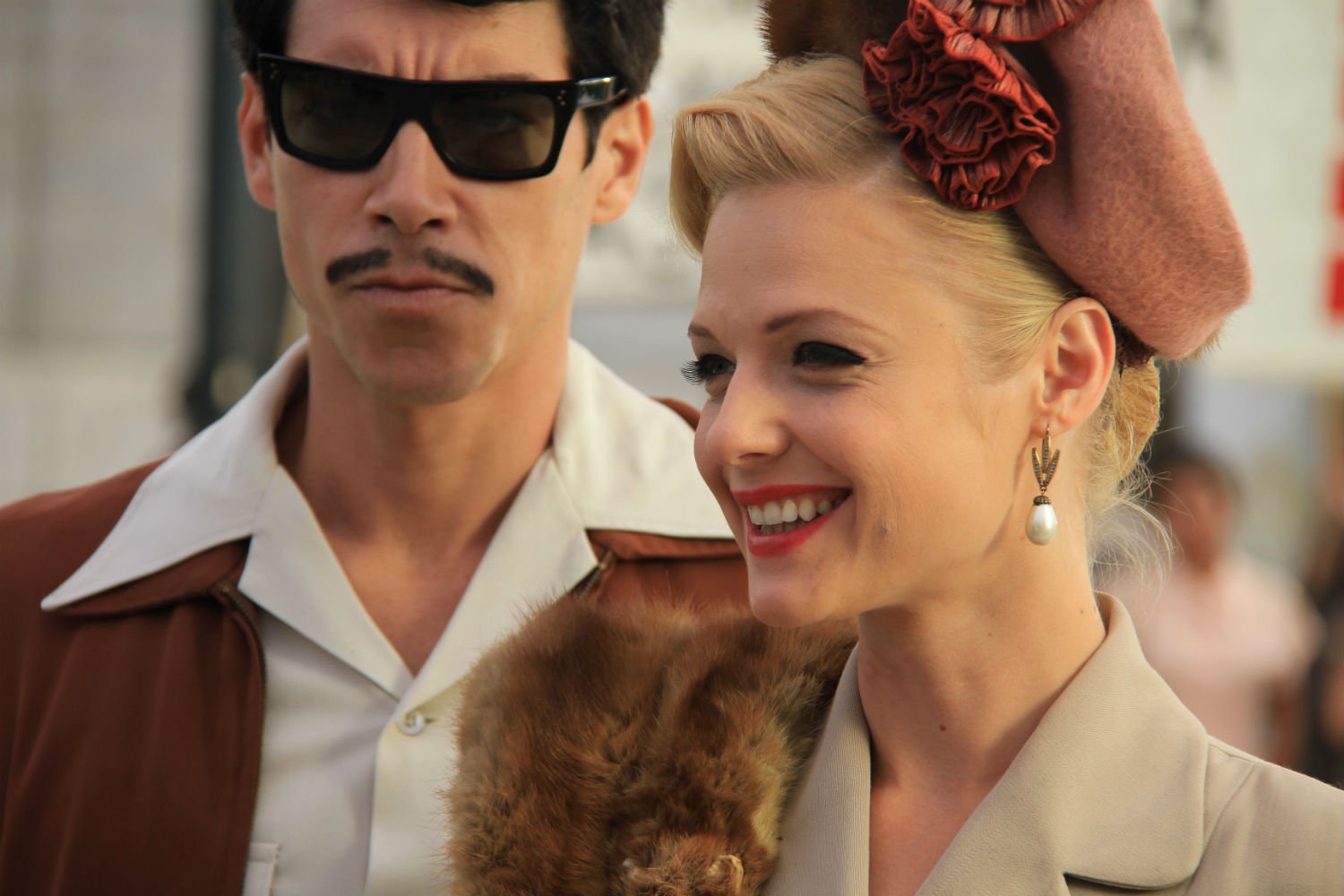 Los actores Oscar Jaenada como Cantinflas y Ana Layevska como Miroslava Stern. En la película biográfica de Mario Moreno de 2014.