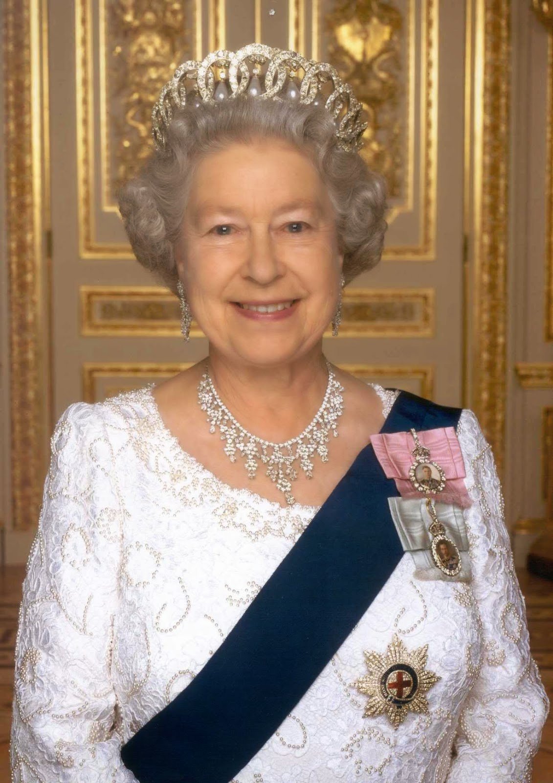 La reina Isabel con la Tiara Vladimir, con las perlas en medio de cada círculo.