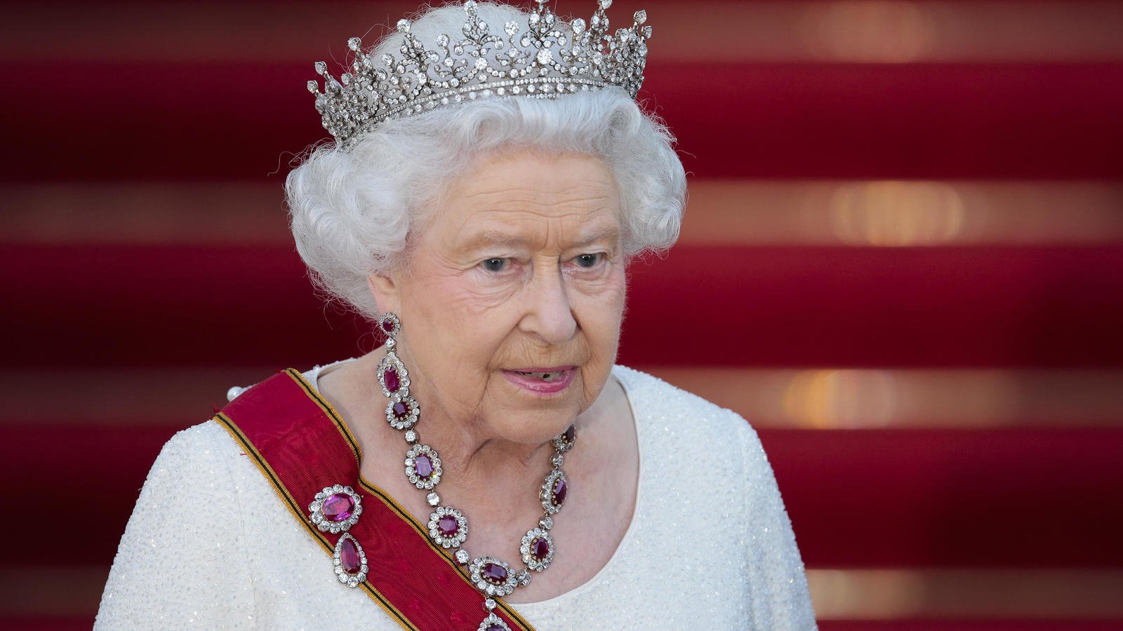 La reina Isabel con la Tiara de la Reina Mary. 