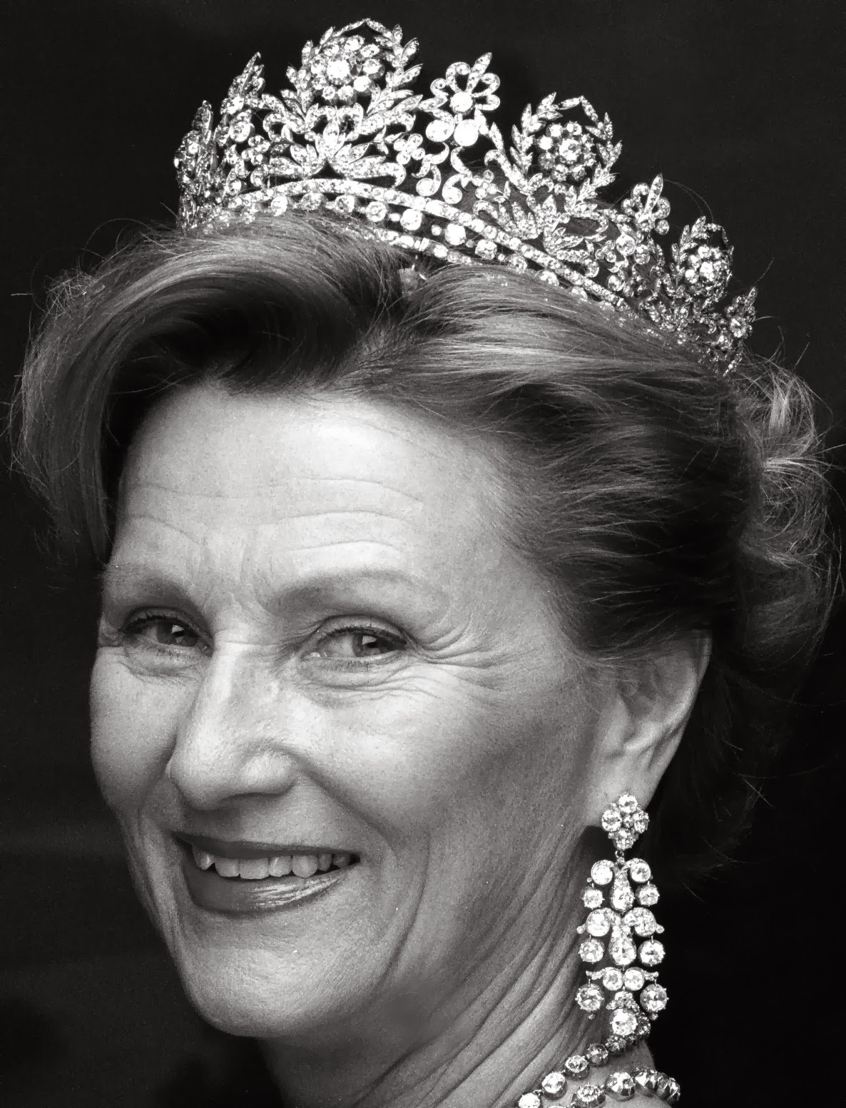 La Reina Sonia de Noruega con la Tiara Desirée - WEB - Feb