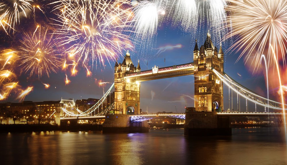 El puente de Londres iluminado por los fuegos artificiales de fin de año 