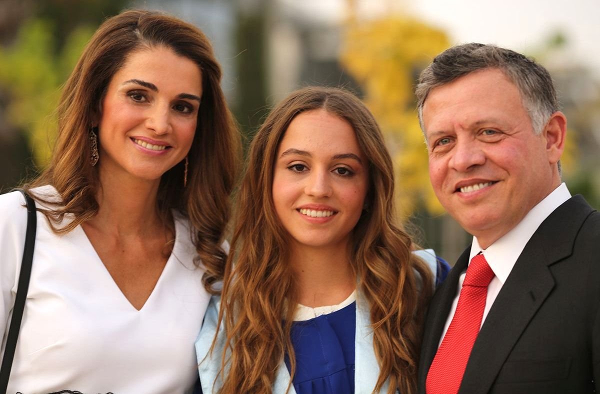 Iman de Jordania, junto a sus padres, los reyes Abdalá y Rania.