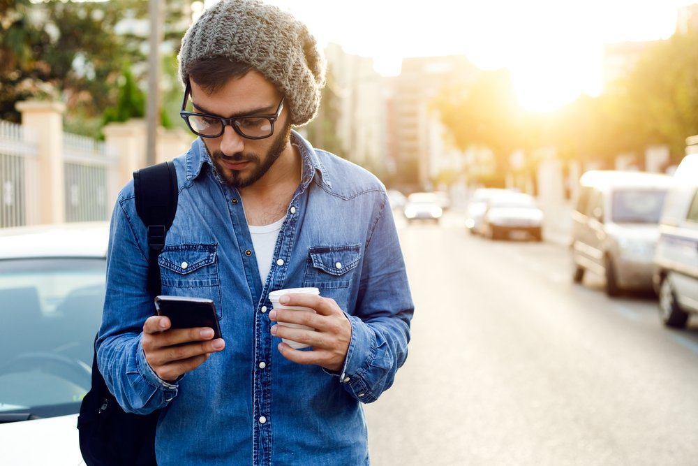 hombre con celular