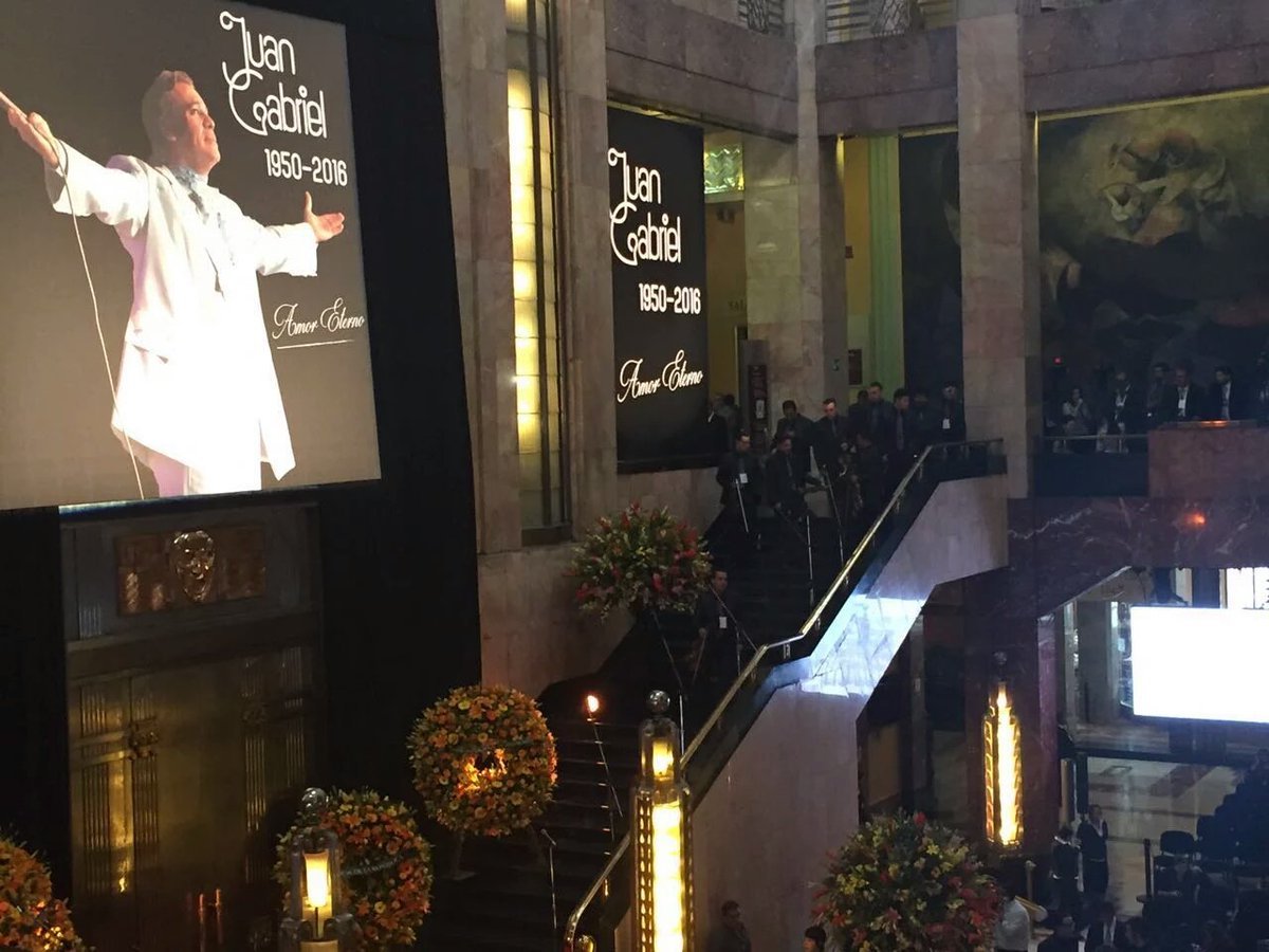 Homenaje a Juan Gabriel en Bellas Artes. Vía Twitter: INBA