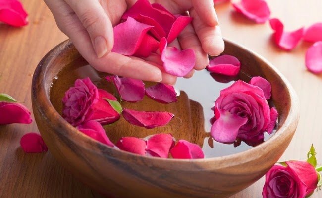 Ritual de belleza: Lavar el rostro, agua de rosas y crema hidratante