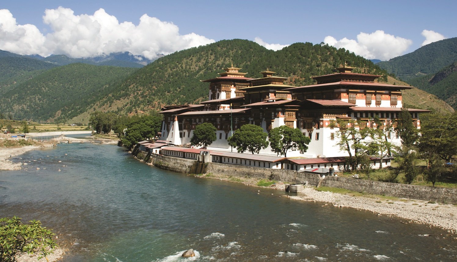 El Dzong Punakha junto al río en Paro.