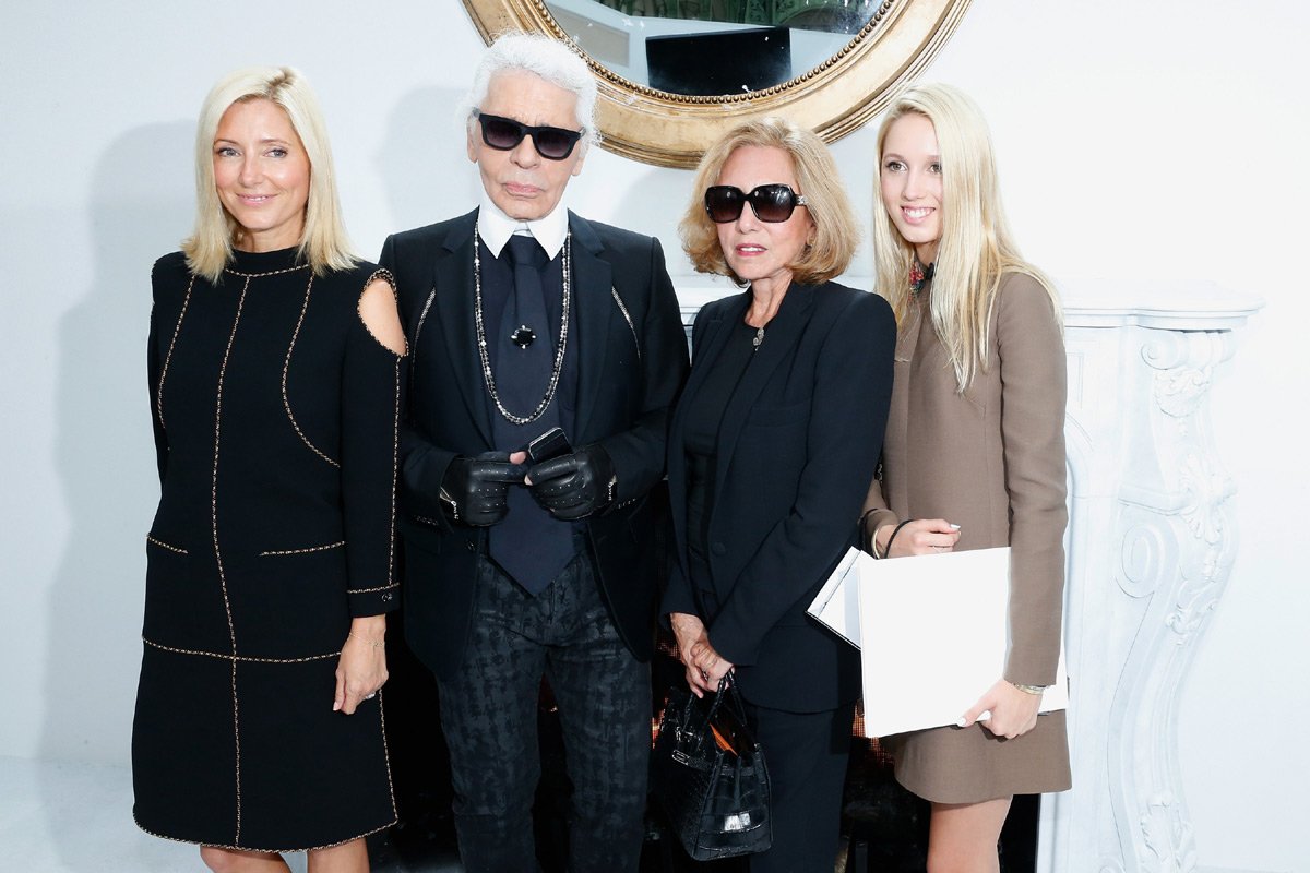 Olympia de Gracias junto a su madre y a su abuela -dos expertas en el mundo de la moda- y donde posó en compañía de Karl Lagerfeld