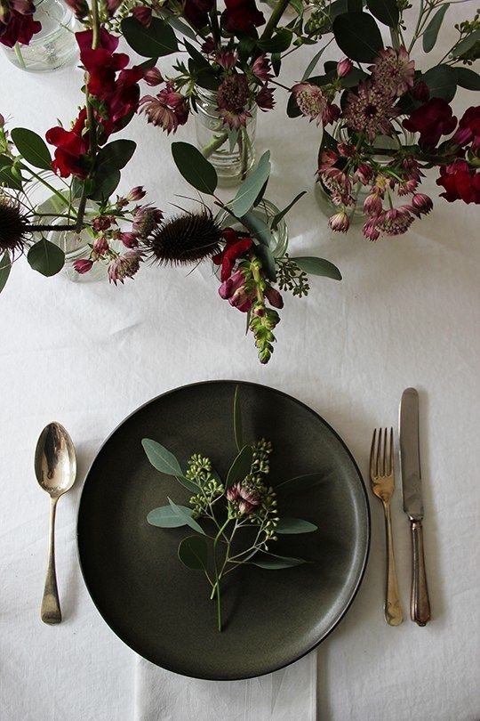 Amamos esta combinación. Color cereza y verde acompañan perfecto el ambiente de una mesa. 