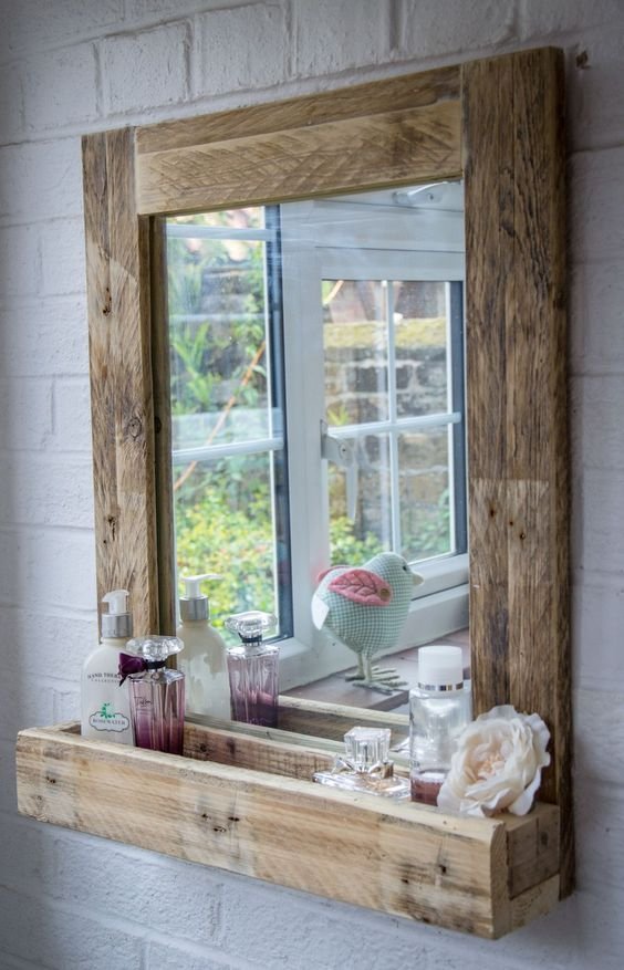 Un espejo en madera muy útil que puedes hacer. 