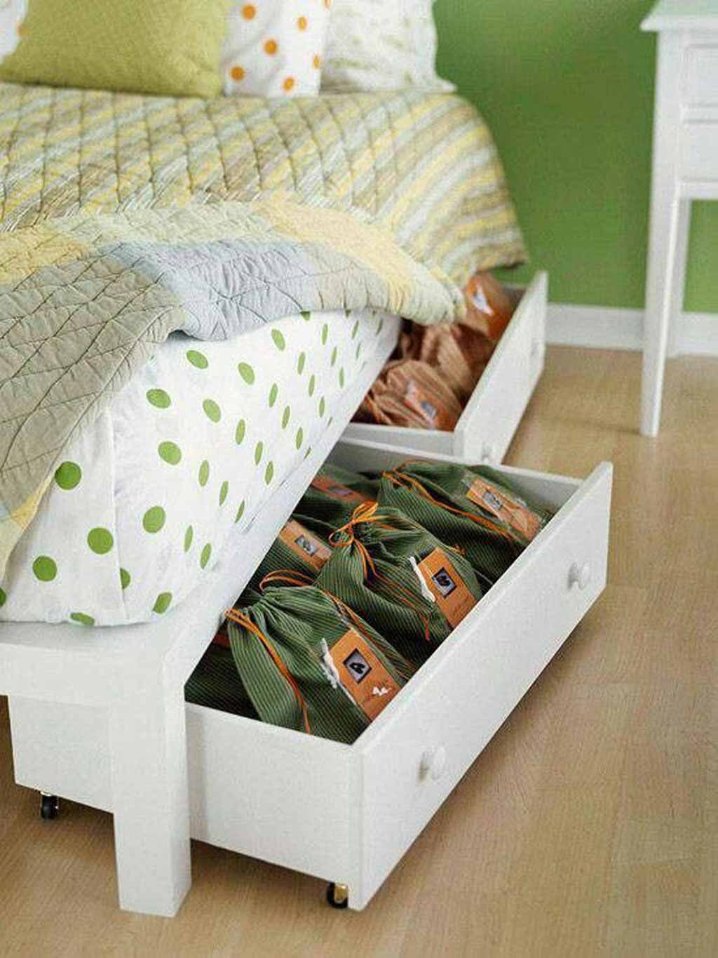 Gavetas debajo de la cama para mejor organización de tus cosas en un cuarto pequeño