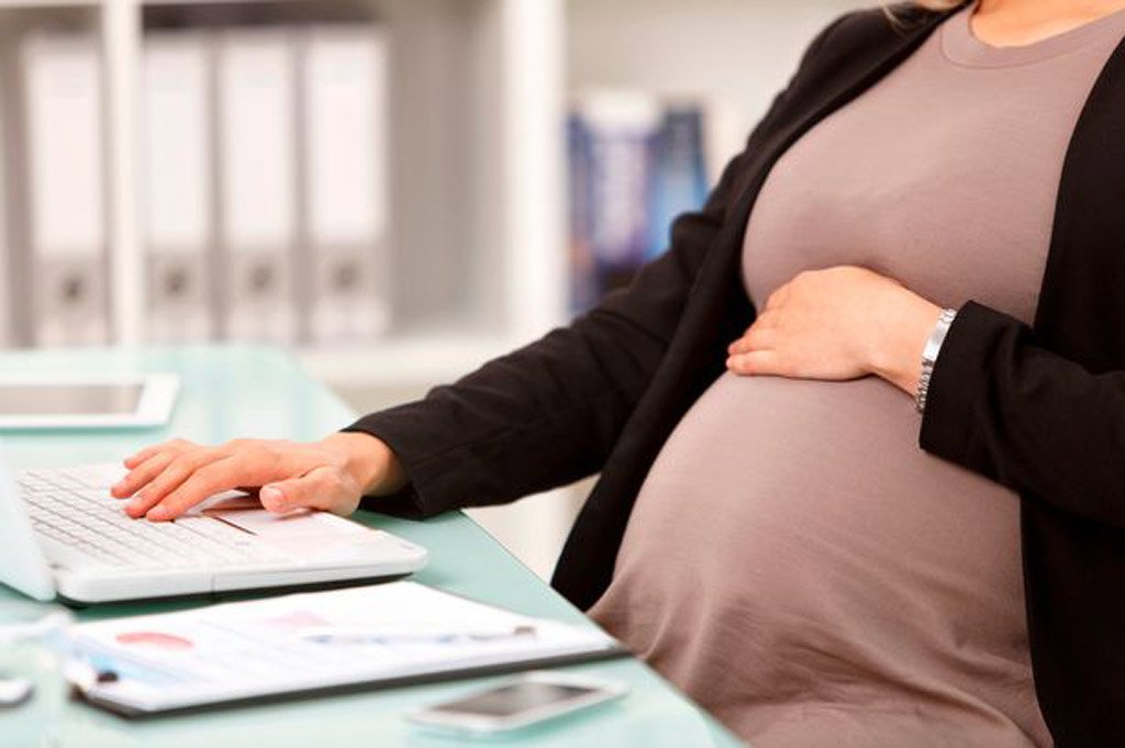 Mejora tu postura en el trabajo durante el embarazo 