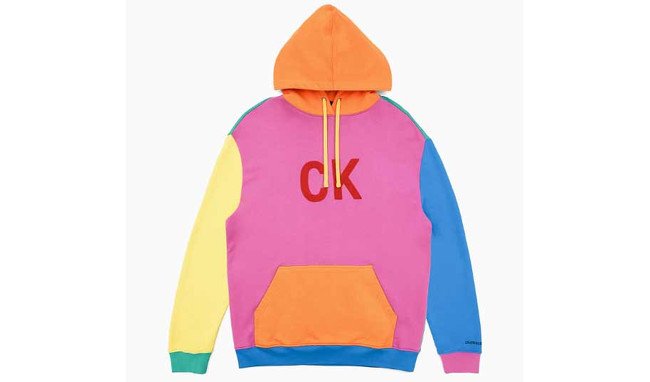 Un súper colorido sueter de Calvin Klein para esta campaña Pride