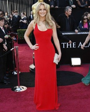 Jennifer Lawrence en el 2010. El rojo resalta su figura