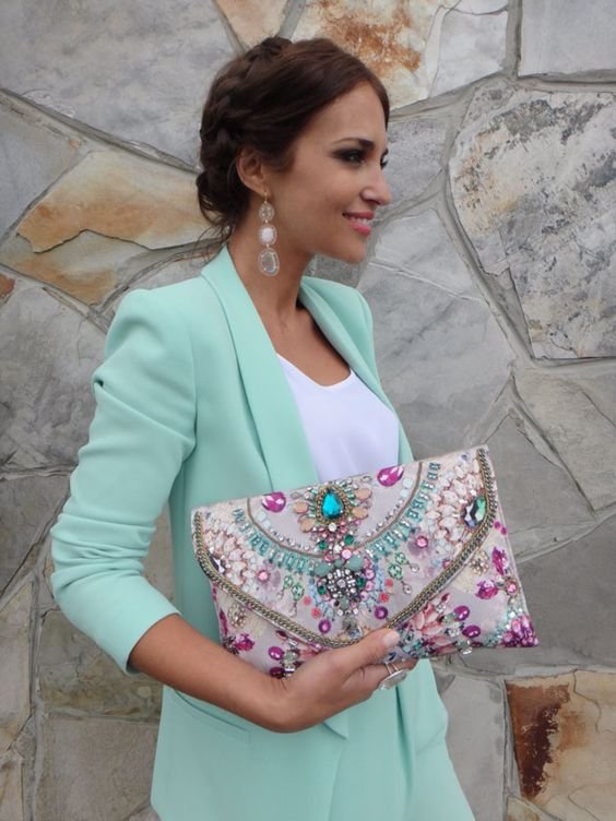 Así luce Paula Echeverría con su bella bolsa de mano. Foto de Paula-echevarria.blogs