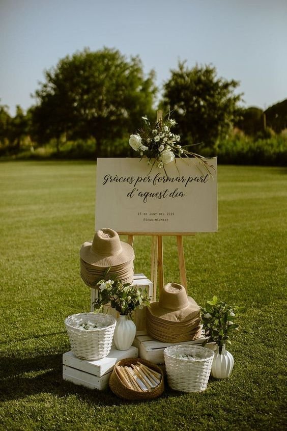 Sombreros de paja, en tu boda de campo. Foto Saralazaro en Pinterest
