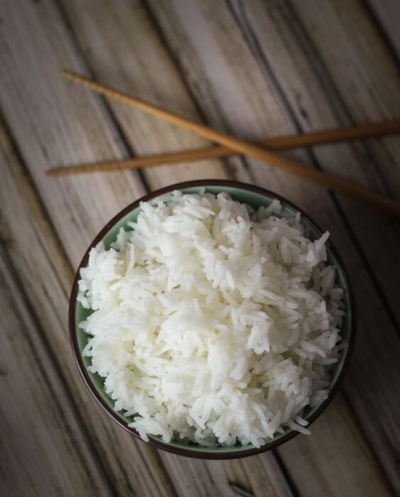 Dedos de arroz envueltos en tocino