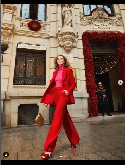El outfit rojo y rosado inspirador de Marta Hazas. Foto de su perfil en Instagram