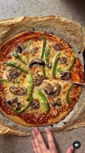 Pizza keto de @recetas_saludablesfit en Instagram