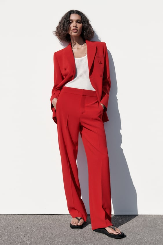 Outfits de líder, en rojo.Zara