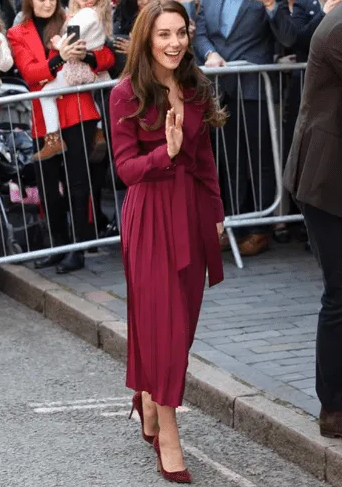 Kate Middleton marca tendencia con vestido plisado color uva. Foto: Soycarmín en Pinterest 
