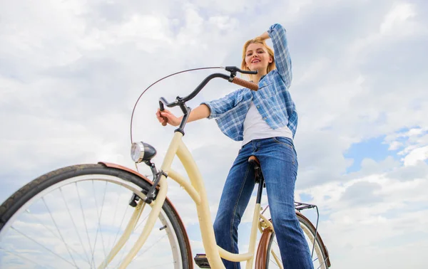 Manejar bici te hace sentir alivio de cólicos menstruales. Foto: stetsik en Depositphoto