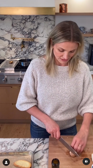 Cameron Diaz cocinando. Foto capture de video en Instagram @camerondiaz