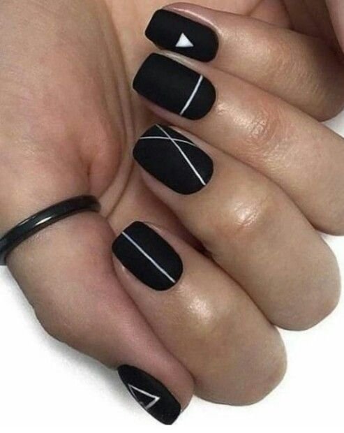 Uñas negras con líneas y formas geométricas. Foto: linktr en Pinterest 