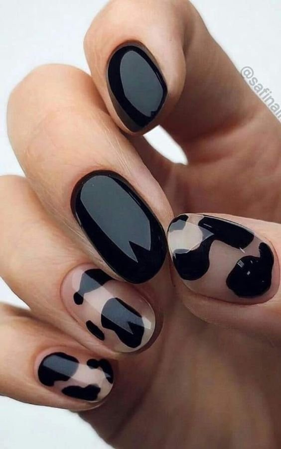 Uñas en negro con animal print. Foto: Pinterest 