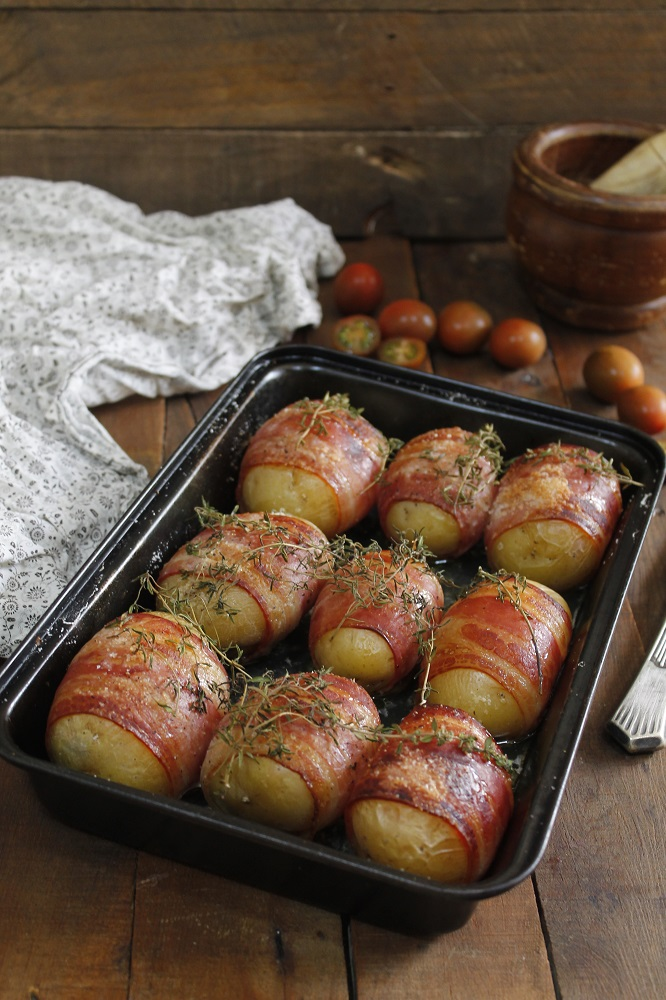 Papas al horno con beicon o tocineta. Foto cakesparati en Pinterest