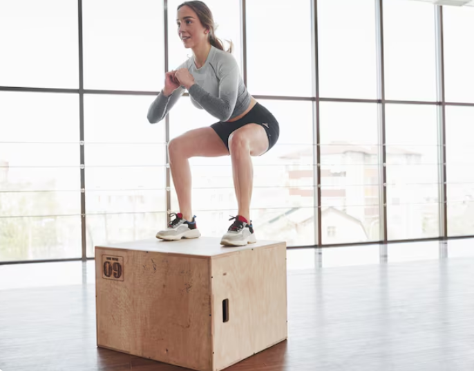 Las sentadillas son un clásico para perder grasa abdominal, piernas y gluteos. Freepik