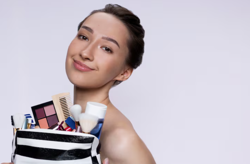 Ten en cuenta los riesgos maquillaje pirata. Freepik