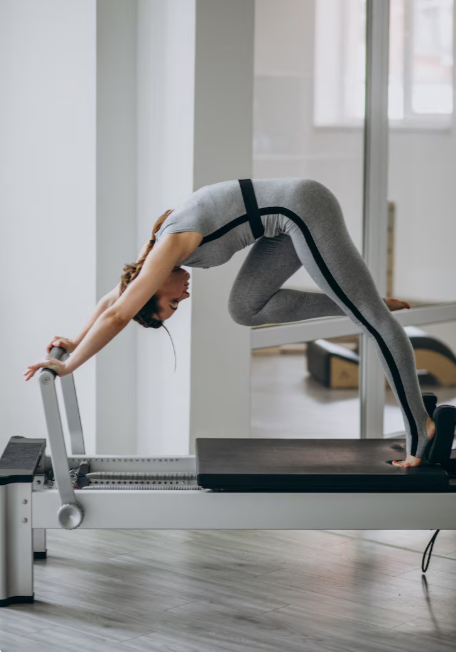 Pilates reformer a toda edad. Freepik