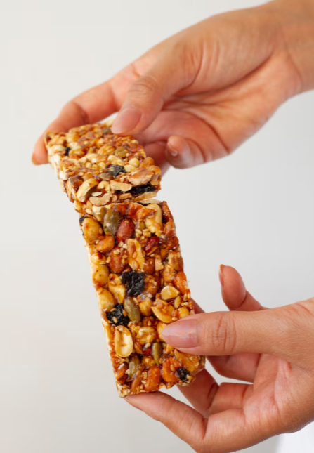 Ideas de desayunos rápidos. Barras de granola acompañadas con fruta