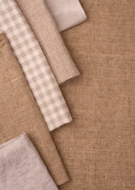 Manteles en tonos tierra. Freepik