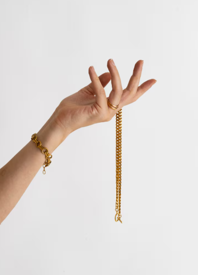 Accesorios dorados con look marrón, ¡sí o sí!