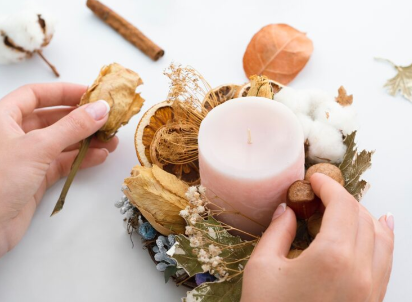 ¿Aprendiste cómo hacer velas con flores secas? Queremos ver