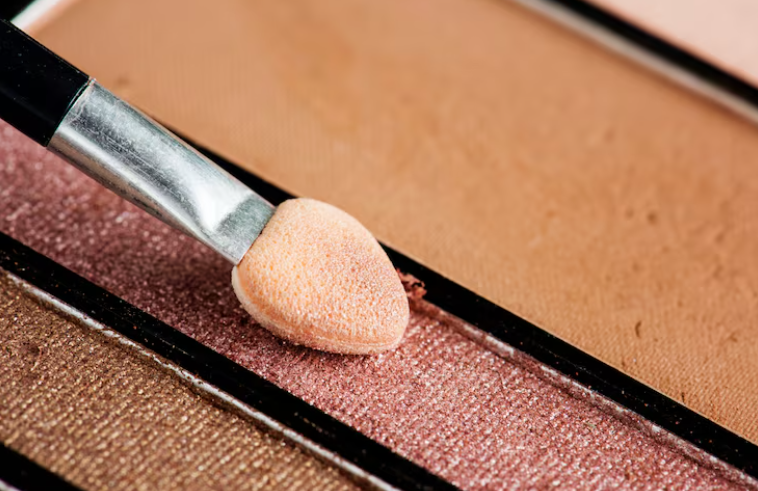 Adiós al Instagram Face. ¿Qué tanto usas el iluminador con purpurina?