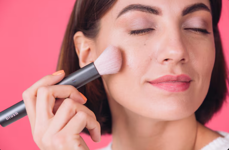 Belleza natural con la aplicación del rubor, es clave