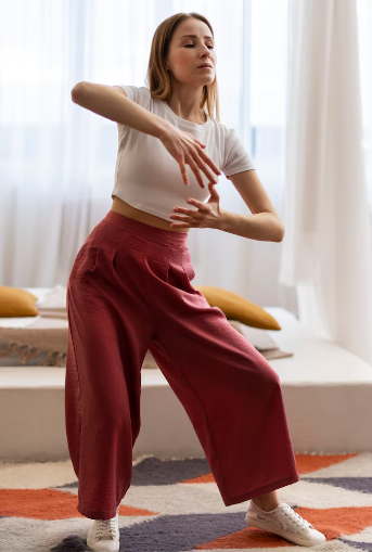 Ejercicios somáticos en casa para liberar estrés acumulado