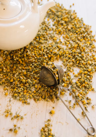 La manzanilla es excelente para refrescar y desinflamar el contorno de ojos