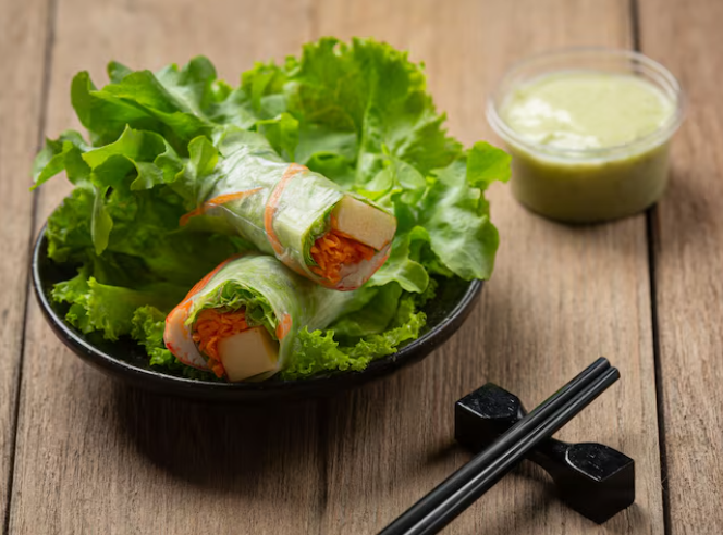 Rollitos de lechuga rellenos de atún con cebollino