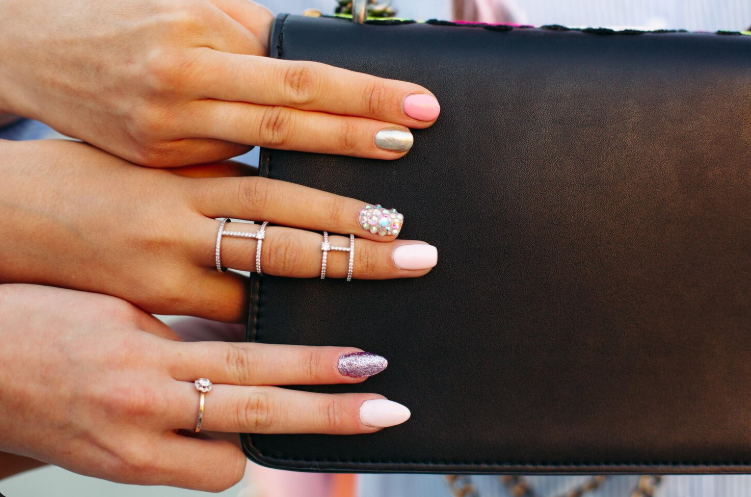 Uñas cortas elegantes y sencillas