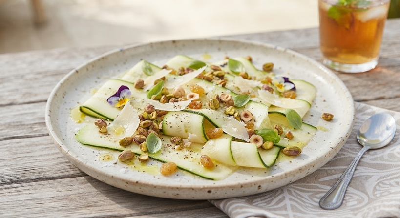 Carpaccio vegetal de calabacín con virutas y frutos secos